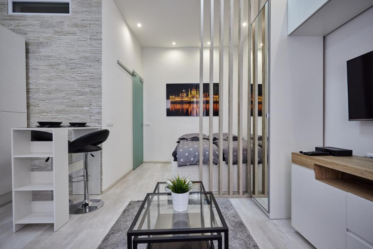 Cozy Little Apartment In Downtown Boedapest Buitenkant foto